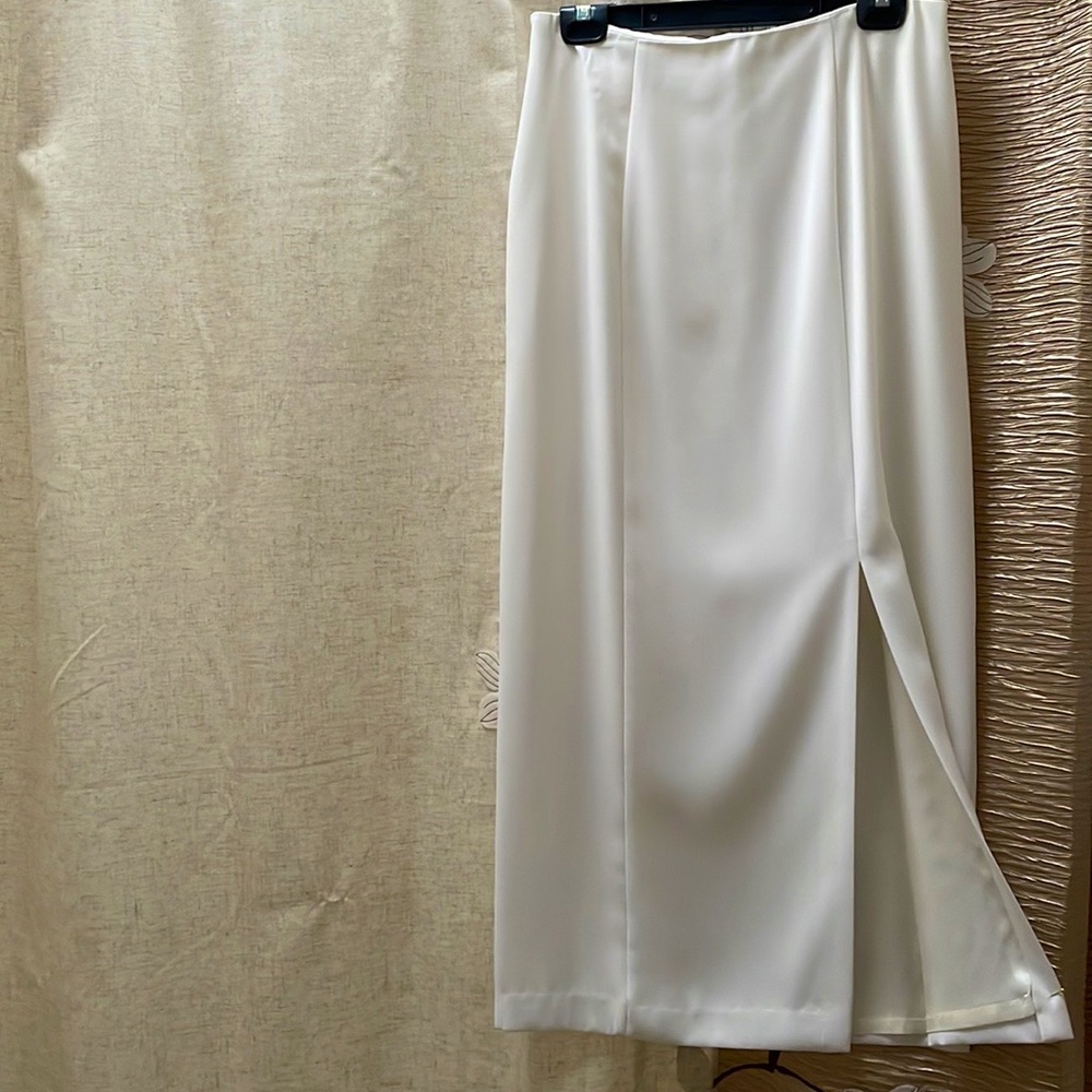 Women’s white skirt by Gantos
